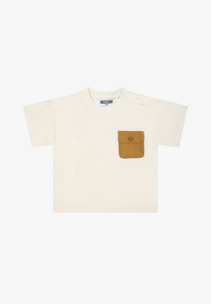T-shirt di cotone crema a maniche corte, con una tasca marrone sul lato sinistro del petto; include chiusure a scatto sulla spalla per un facile indossamento.
