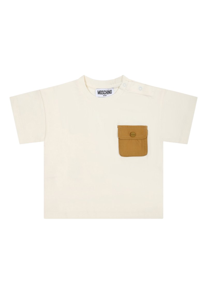 T-shirt di cotone crema a maniche corte, con una tasca marrone sul lato sinistro del petto; include chiusure a scatto sulla spalla per un facile indossamento.