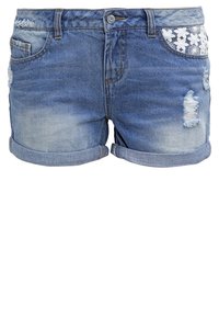 Jeansshorts i ljusblått med slitna detaljer, vikta ärmslut och blommig brodyr på fickan. Tillverkade av andningsbart bomullsmaterial.