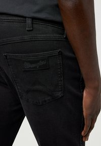 Wrangler LARSTON - Vaqueros slim fit - black fog