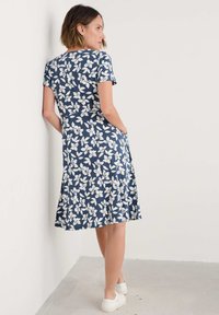 Seasalt Cornwall ENOR - Džersio suknelė - navy paper floral ship