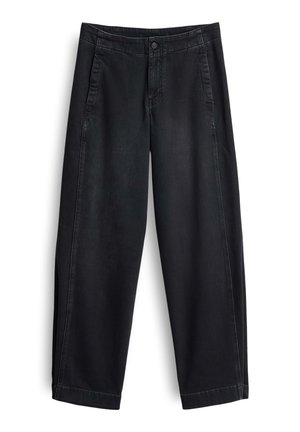 Pantaloni in denim neri con vita alta, taglio dritto, due tasche laterali e dettagli di cucitura minimi. Il tessuto appare morbido e con una texture liscia.