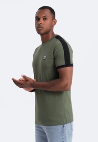 Ombre WITH CONTRASTING - Jednoduché tričko - olive green