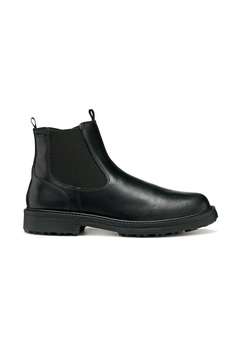 Bottine Chelsea en cuir noir avec panneaux élastiques sur les côtés, languettes de tirage et semelle en caoutchouc texturé pour une bonne adhérence. Fini lisse, design minimaliste.