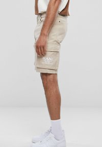 Karl Kani SMALL SIGNATURE WASHED - Šortky - taupe