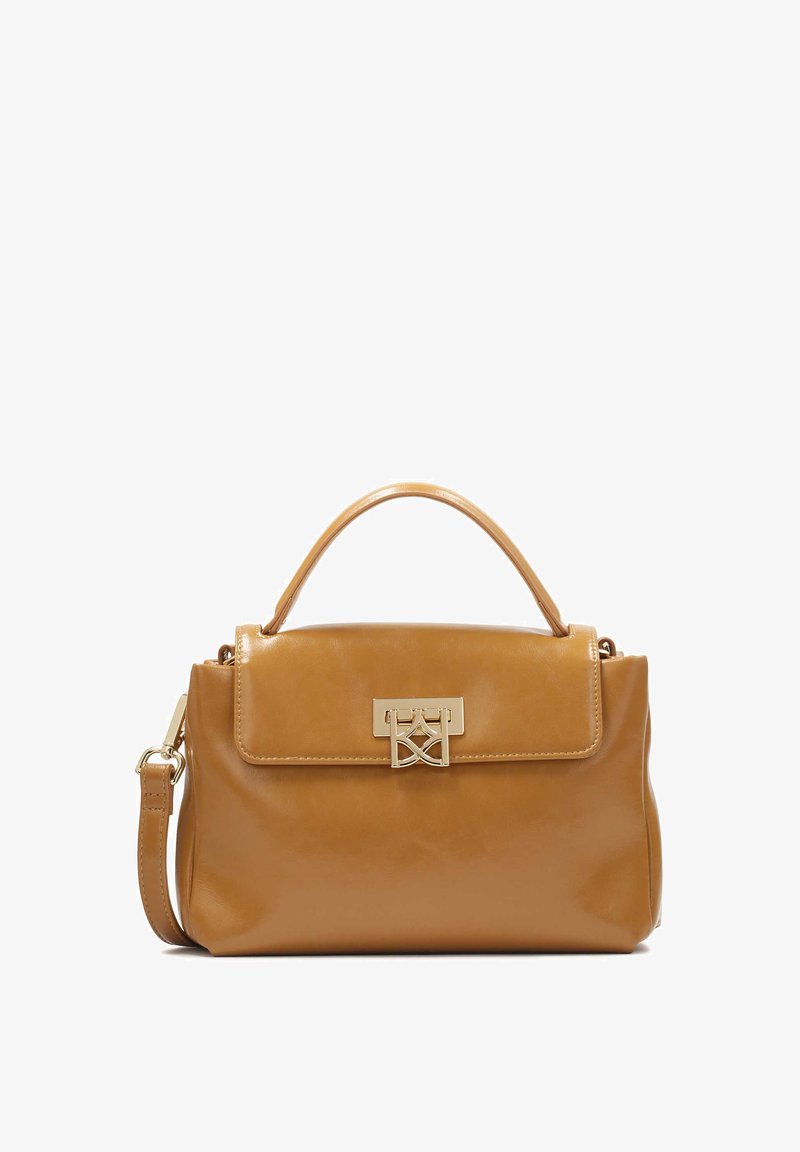 Torba iz svetlo rjave kože s strukturirano obliko, ki vsebuje zgornjo ročico, odstranljiv ramenski trak in zlat akcent na pokrovu.