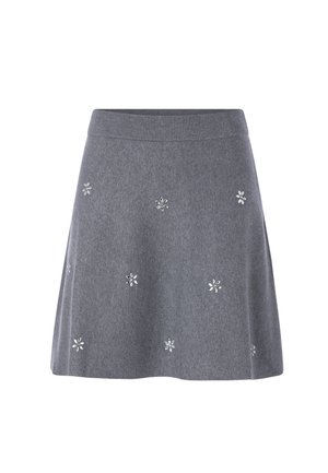 Falda de lana gris con un diseño acampanado, cinturilla de canalé y bordados florales dispersos en blanco y plata. Textura suave.