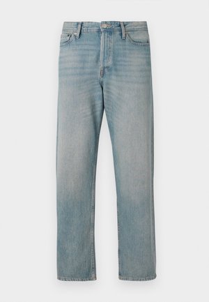 Jeans de mezclilla azul claro con diseño de pierna recta, presentan cinco bolsillos clásicos, cierre de botón y un sutil desteñido para darle textura.