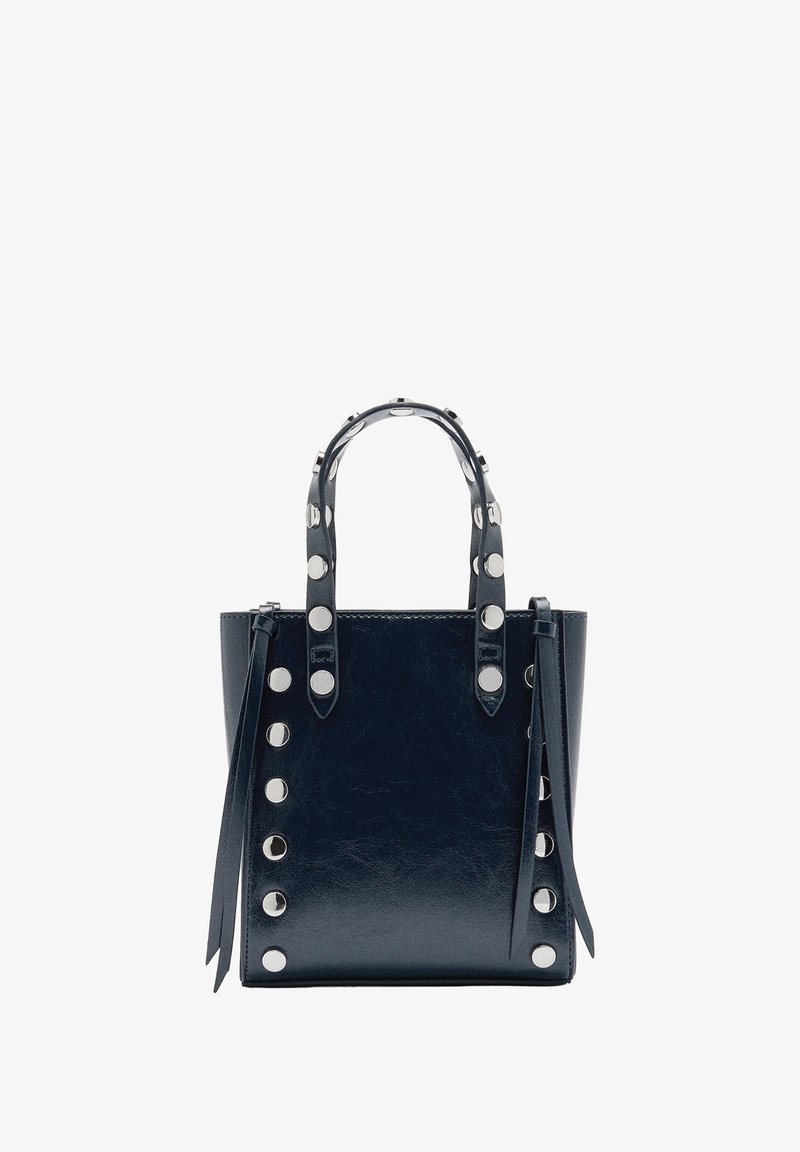 Granatowa skórzana torebka z okrągłymi srebrnymi ćwiekami, uchwytami u góry i odpinanym paskiem. Teksturowane wykończenie z bocznym detalem w postaci frędzla.