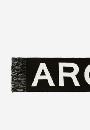 Zwarte gebreide sjaal met grote witte letters die "AR" spellen. Getextureerde stof met franjes aan het ene uiteinde.