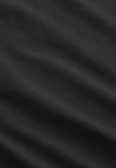 Μαύρο ύφασμα με ομαλές, διακριτικές διαγώνιες πτυχώσεις και λεπτή υφή που είναι ορατή σε όλη την επιφάνεια.