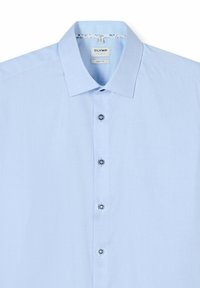 Lichtblauw textuur herenoverhemd met spreidkraag en vier zichtbare knopen aan de voorkant, gelabeld "Olymp Level Five Body Fit".