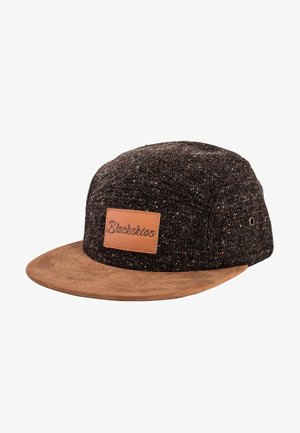 Fekete sapka texturált sötét szövetből, világosbarna bőr csúccsal és folttal. Az anyagba nyomott logó található a bőr folton.