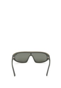 Sluneční brýle se šedým rámem, tmavými skly a tenkým, zakřiveným zlatým akcentem na vrchu. Elegantní design se rovnými stranami pro moderní vzhled.