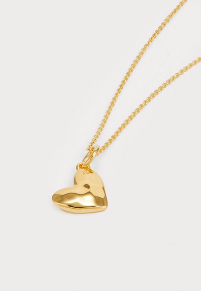 Collana con pendente a forma di cuore in oro con finitura lucida, esposta su una catena d'oro intrecciata, dotata di un piccolo attacco a anello.