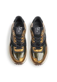 Schwarze und goldene Sport Sneakers mit Obermaterial aus Lackleder, strukturierten Akzenten und einer dicken, durchsichtigen Sohle. Schwarze Schnürsenkel vervollständigen das Design.