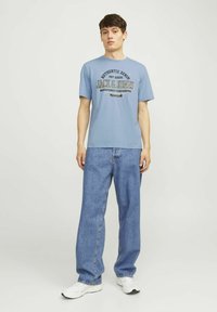 Jack & Jones LOGO RUNDHALS - Marškinėliai su spaudiniu - mountain spring