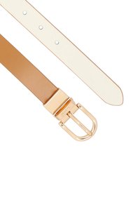 Cinturón de cuero marrón claro con respaldo de color crema, que presenta una hebilla dorada brillante con doble pinza y cinco agujeros ajustables.