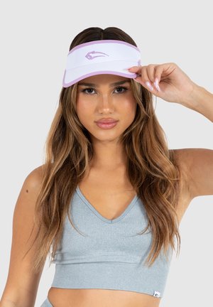 Visière blanche avec accents violets, présentant un logo brodé et une sangle ajustable. Matière lisse avec un large bord pour la protection solaire.
