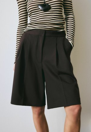 PLEATED TAILORED BERMUDA  - Rövidnadrágok - chocolate brown