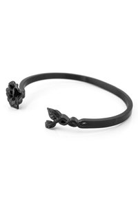 Bracelet ouvert noir en forme de jonc avec un détail de rose à une extrémité et un design de feuille torsadée à l'autre extrémité.