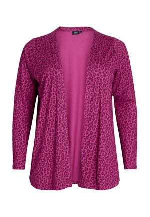 Cardigan magenta avec imprimé léopard, tissu léger, design ouvert à l'avant, manches longues et texture douce.