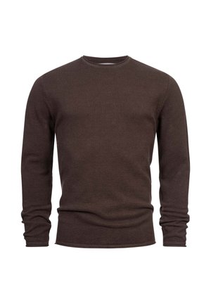 Suéter marrón de manga larga con un tejido texturizado. Presenta un cuello redondo y puños ligeramente ajustados. Diseño simple, sin patrones.