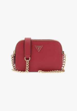 Rdeč teksturiran sintetični crossbody nahrbtnik z zlatim verižnim naramnicam, zadrgo in triangelom logotipom na sprednji strani.