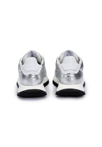 Sneakers sportivi con tomaia di un argento metallico, dettagli bianchi e suola in gomma nera; punta rotonda e design minimalista.