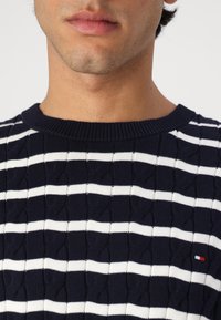 Tommy Hilfiger CLASSIC CABLE CREW NECK - Jersey de punto - desert sky/ivory petal