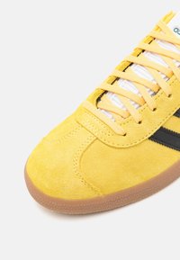 adidas Originals GAZELLE REKIVE UNISEX - Αθλητικά παπούτσια - spring yellow/core black