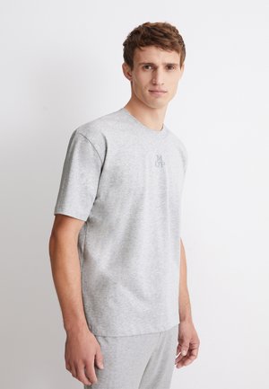 Grijze kortärmige t-shirt van zacht materiaal. Heeft een eenvoudige ronde hals en een klein logo op de borst. Casual pasvorm.