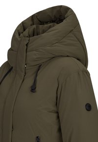 Olijfgroene gewatteerde jas met een hoge kraag, verstelbare trekkoorden en een rond logo-patch op de linkermouw. Ritszak aan de zijkant zichtbaar.