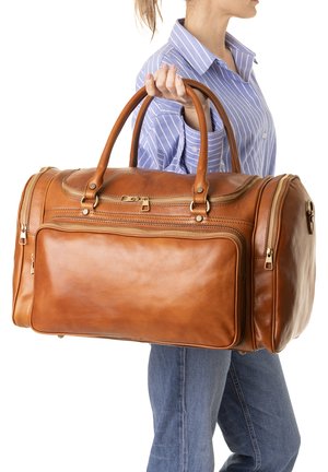 Borsa da viaggio in pelle marrone con doppie maniglie in pelle, zip superiore e zip per le tasche frontali. Finitura texturizzata, design spazioso e strutturato.