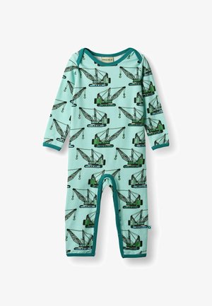 Tutina per bambini azzurro chiaro con stampe di camion gru verdi e nere, maniche lunghe, bottoni a pressione lungo le gambe e rifiniture verde scuro.