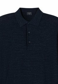 Dunkelblaues Poloshirt mit strukturiertem Stoff, Kragen, 3-Knopf-Leiste und dezenten Rippmustern. Verfügt über ein klassisches, lässiges Design.