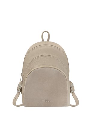 Beżowy plecak z teksturowaną skórzaną górą, gładką podstawą z zamszu oraz srebrnymi elementami ozdobnymi. Posiada uchwyt w formie pętli oraz regulowane paski.