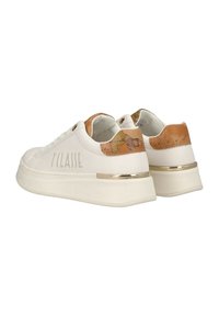 Sneakers bianchi con corpo in pelle textured, dettagli marroni a motivo sul tallone e una striscia metallica dorata sulla suola.