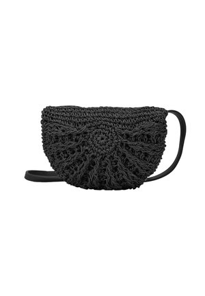 Bolso de mano de ganchillo negro con forma redondeada y diseño texturizado, que presenta una delgada correa negra y un patrón circular en la parte frontal.