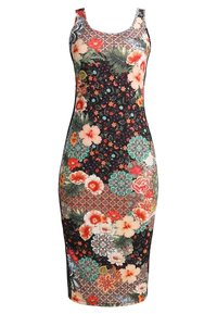 Dopasowana sukienka w kwiaty z czarnym tłem i intensywnymi wzorami kwiatowymi w kolorze czerwonym, zielonym i pomarańczowym. Bez rękawów, sięgająca do kolan.