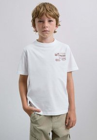 Camiseta de algodón blanca con cuello redondo y mangas cortas, que presenta un estampado gráfico marrón en el área del lado izquierdo del pecho. Diseño simple sin patrones.