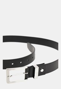 Cintura in pelle nera con fibbia in metallo argentato, dotata di fori per la regolazione e una finitura liscia, che mette in mostra un design elegante e funzionalità.