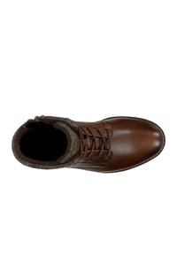 Stivaletto in pelle marrone con un risvolto in grigio scuro testurizzato, punta rotonda, design con lacci e zip laterale per un facile accesso.
