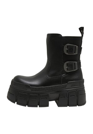 Schwarzer Leder-Plateauboot mit dicker, klobiger Sohle, zwei Schnallenriemen an der Seite und Zuglasche hinten.