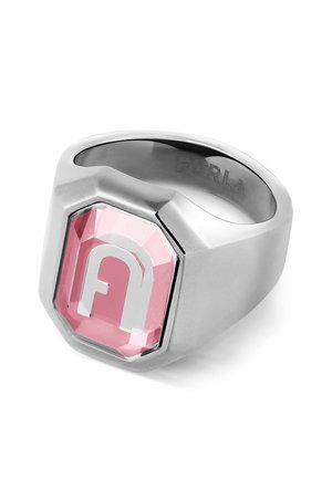 Bague en argent avec une pierre précieuse rose facettée gravée d'un logo "F" stylisé, "FURLA" gravé à l'intérieur de l'anneau.