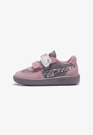 Puma-sneakers i rosa nubuck med grå detaljer, som har två kardborreband, en sidospärr med stjärnmönster och en björndetalj på remmen.