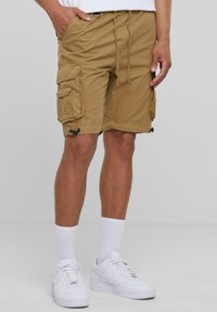 Khaki cargoshorts gemaakt van een katoenmengsel, voorzien van zijzakken, een tailleband met aantrekkoord, een rechte pijpvorm en verstelbare zoom.