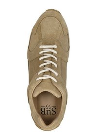 Beige suède sneaker met een ronde neus, crèmekleurige veters en een gevoerd kraagje. Het interieur bevat gedrukte branding. Subtiele stikseldetails.
