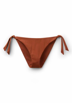 Bas de bikini marron avec liens latéraux, étalé à plat sur un fond blanc, montrant un tissu lisse et un design simple.