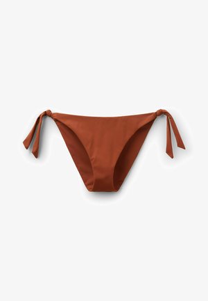 Bas de bikini marron avec liens latéraux, étalé à plat sur un fond blanc, montrant un tissu lisse et un design simple.